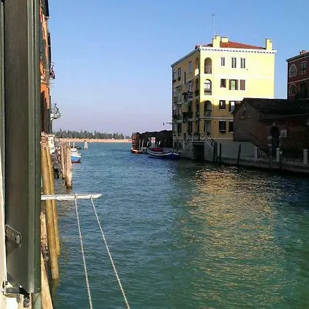 La Gondola - Beautiful Canal View Apartment Venice
