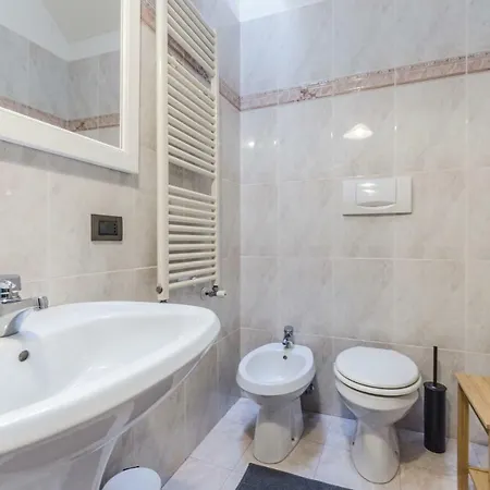 Maurizio House - Near The Train Station Apartment