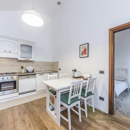 Maurizio House - Near The Train Station Venice