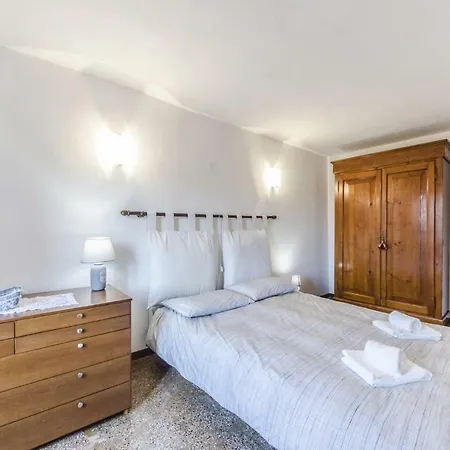 Maurizio House - Near The Train Station Apartment
