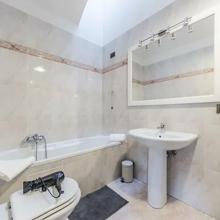 Maurizio House - Near The Train Station Apartment