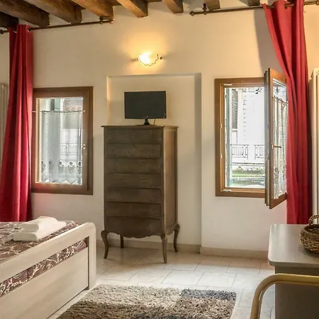 La Gondola - Beautiful Canal View Apartment