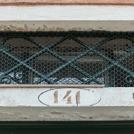 Apartment Biennale Art 1886 *