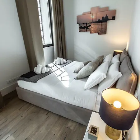Apartament Elegant Fornasa Vecia, Canal View With A Beautiful Garden R&r Wenecja
