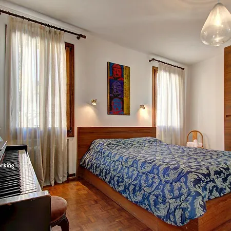 Sunny Ghetto Canalview Apartment Venice