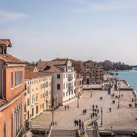Ca' Del Santo Canal View And Terrace Apartment *
