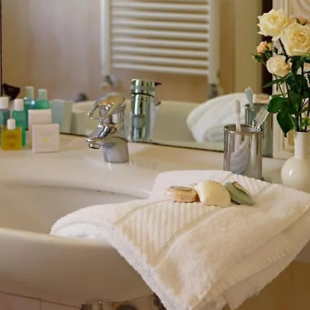 Carlton Capri Hotel 3*
