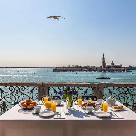 Ca' Del Santo Canal View And Terrace Apartment