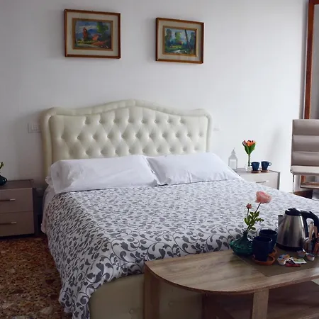 My Friends Canal View Bed & Breakfast Venezia