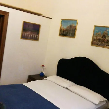 Alloggi Scala Del Bovolo 3*