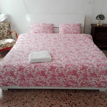 Bed & Red Roses Palace Muazzo Bed & Breakfast *