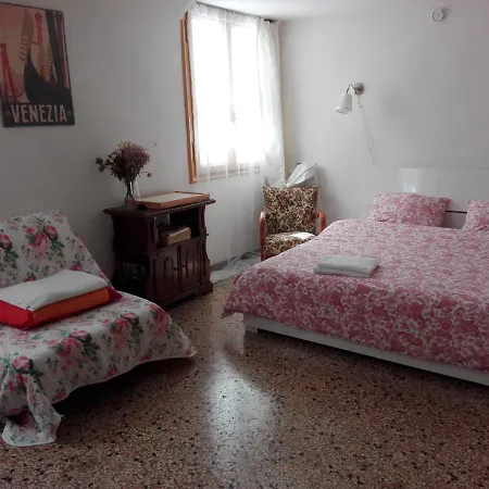 Bed & Red Roses Palace Muazzo *