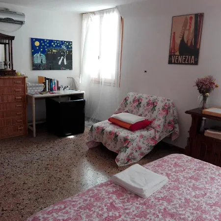 Bed & Red Roses Palace Muazzo