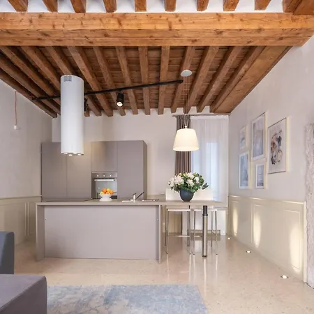 Apartment Lion Palace - San Marco R&r