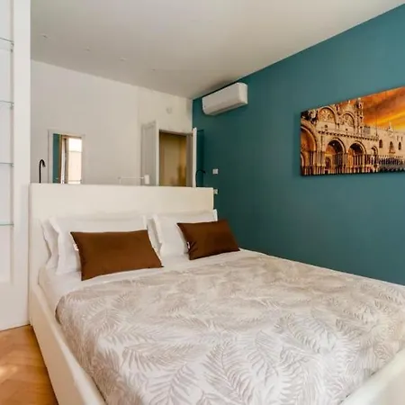 San Marco Luxury Steps From St Marks 아파트 *
