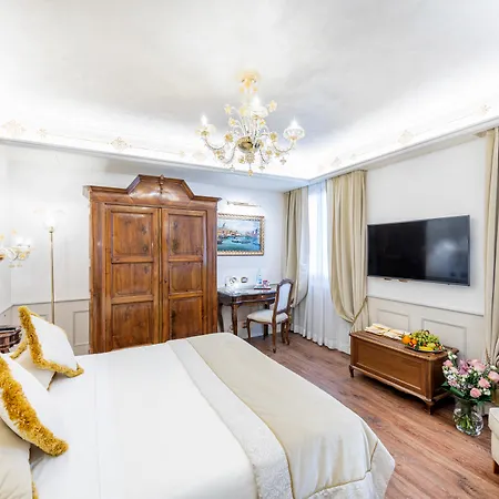Hotel Monaco & Grand Canal