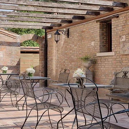 Nh Santa Lucia Hotel 4*