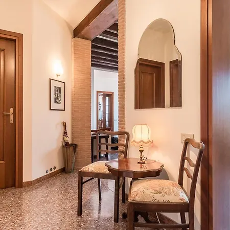 Colombina House Close To The Train Station *