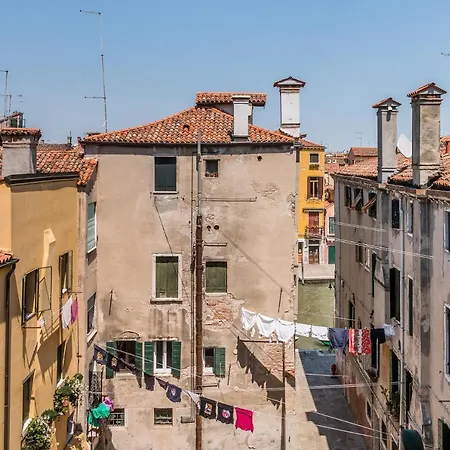 Apartment Colombina House Close To The Train Station