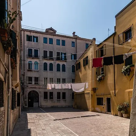 Apartment Colombina House Close To The Train Station