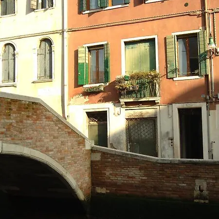 Dorsoduro Terrace Apartment *