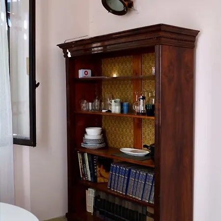 Venetian Pink In Dorsoduro Apartment *
