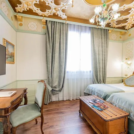 Hotel Monaco & Grand Canal