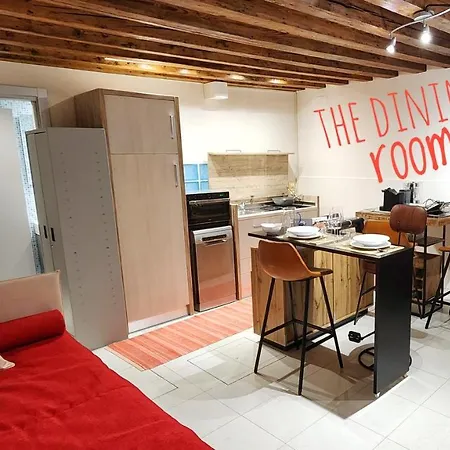 Apartment 5 Schei De Mona: Venetian-style Concierge Service Venice