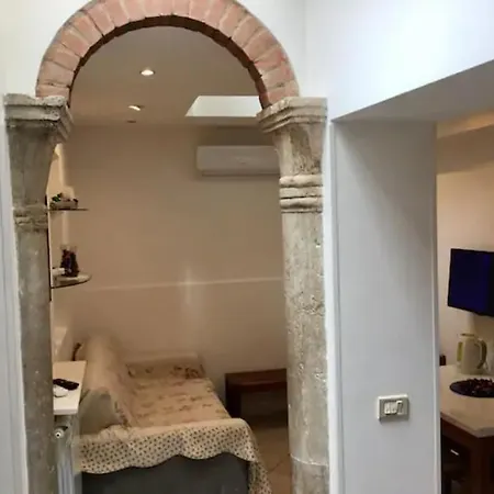 Close Guglie Bridge Apartment