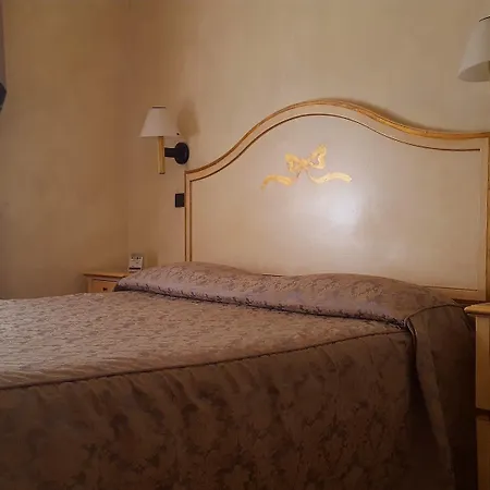 Carlton Capri Hotel 3*