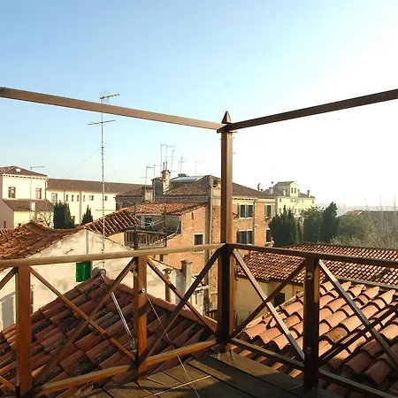 Dorsoduro Terrace Apartment *