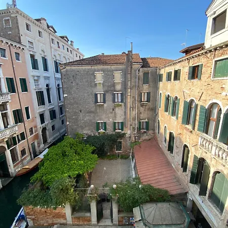 Ve-nice Rialto * Venice