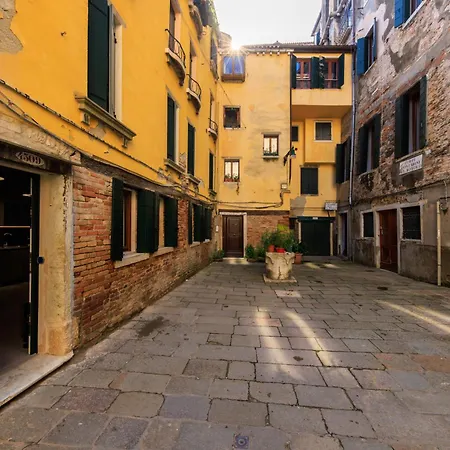 Residenza Scala Del Bovolo * Venice