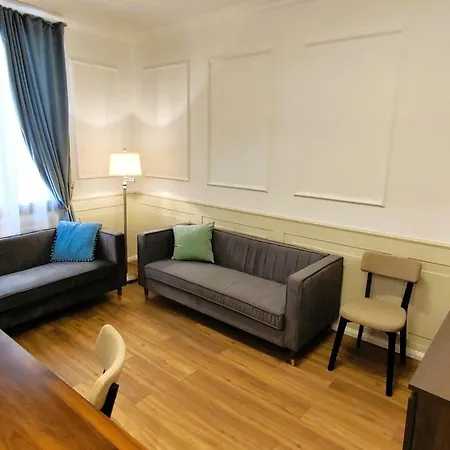 Oliver Twist In Apartment Venice