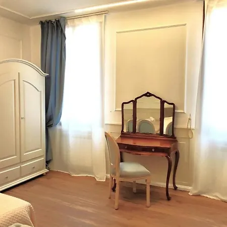 Oliver Twist In Apartment *