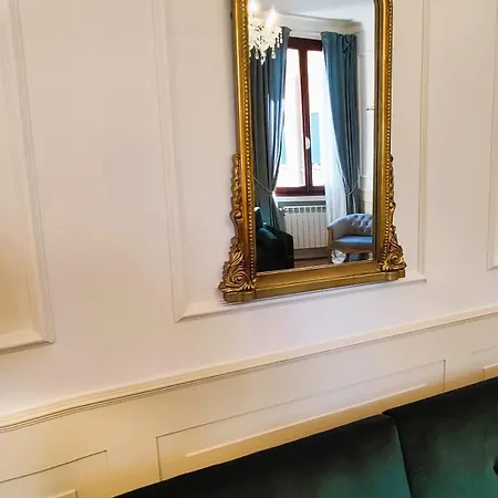 Oliver Twist In Apartment Venice