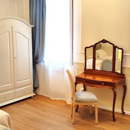 Oliver Twist In Apartment Venice