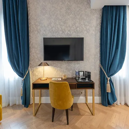 H10 Palazzo Canova Hotel 4*