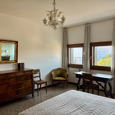 Large And Bright With Canal View * Velence
