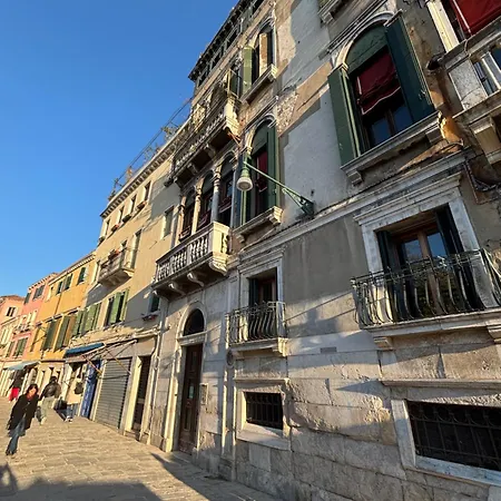 Large And Bright With Canal View Apartman Velence