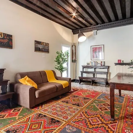 Canal View Luxury Heritage Retreat 2 Bedroom Daire