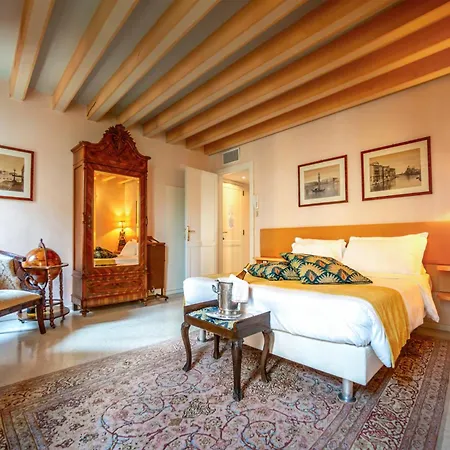 Guest house Palazzo San Luca 3*