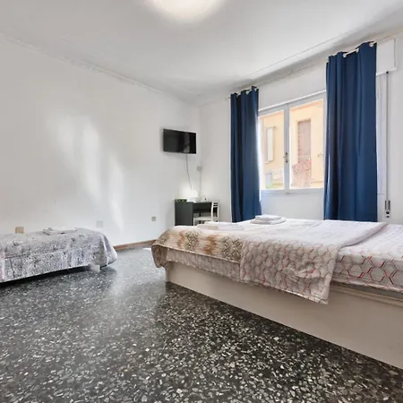 Cozy In With Free Parking Guest house *