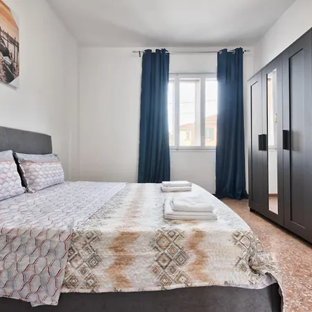 Cozy In With Free Parking Guest house