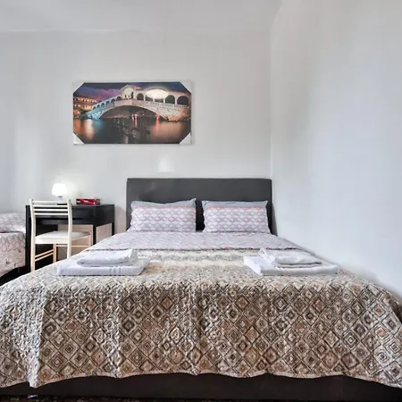 Cozy In With Free Parking Guest house *