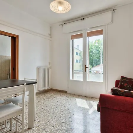 Cozy In With Free Parking Guest house