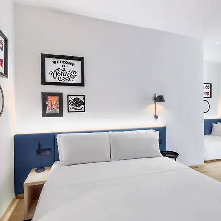 Hampton By Hilton Isola Nuova 호텔