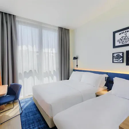 호텔 Hampton By Hilton Isola Nuova 3*