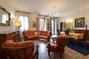 Grand Canal Terrace מלון *