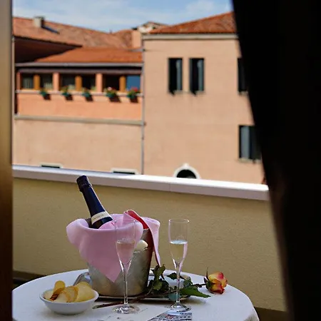 Carlton Capri Hotel 3*